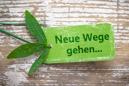 Ein Schild auf dem Neue Wege gehen... steht